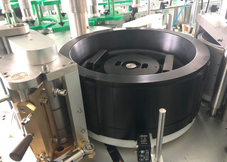 12000 BPH Sticker Square Bottle Labeling Machine For Juice Bottling Line