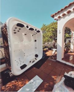 Quality Outdoor Family Air Jet Bathtub 5 - 6 Person SPA Hot Tub Freestanding Massage Bathtub wholesale