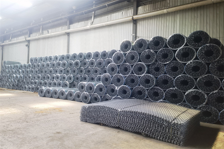 Protective Factory Price Galvanized Powder Coated Razor Barbed Wire Fencing