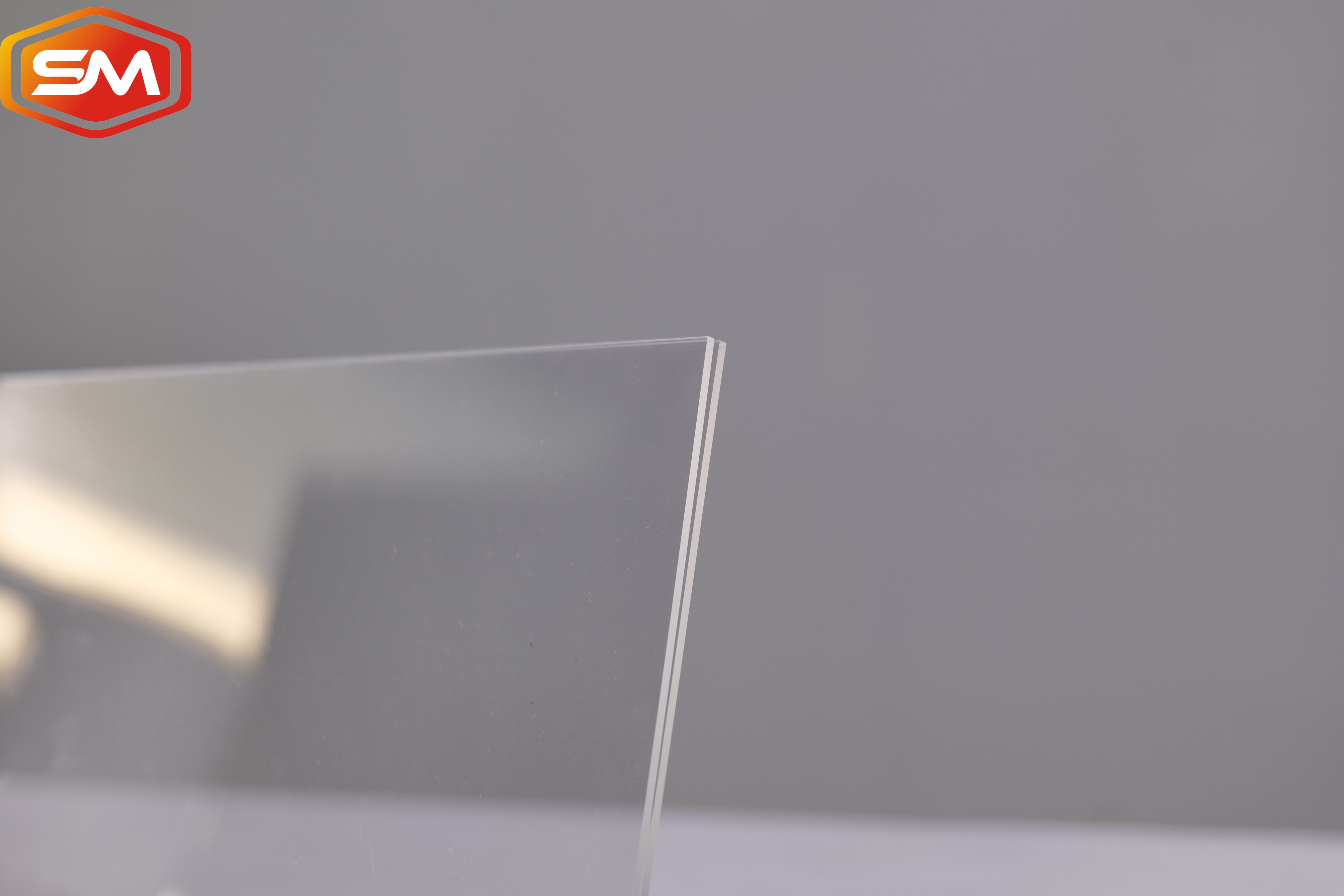 Exquisite U Shaped Acrylic Photo Frame With Wood Base for Desktop Decoration