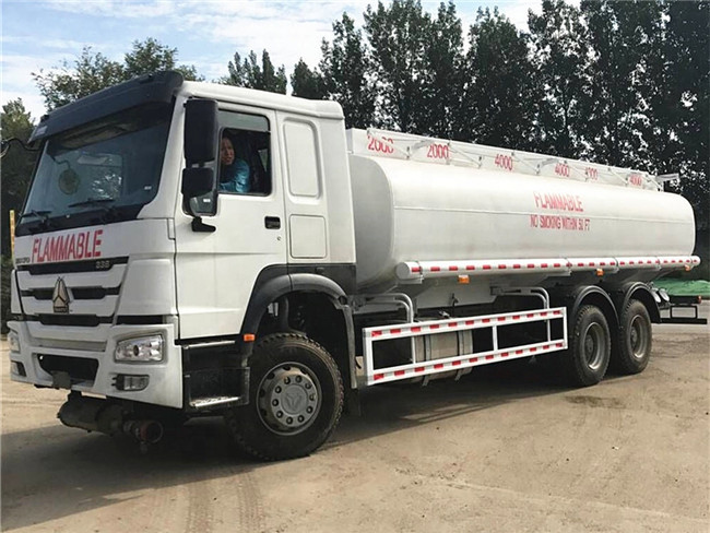 Environmentally Friendly Fuel Tank Tanker , Sinotruk Howo 20000 Liters 6000 Gallon Diesel Oil Transporter