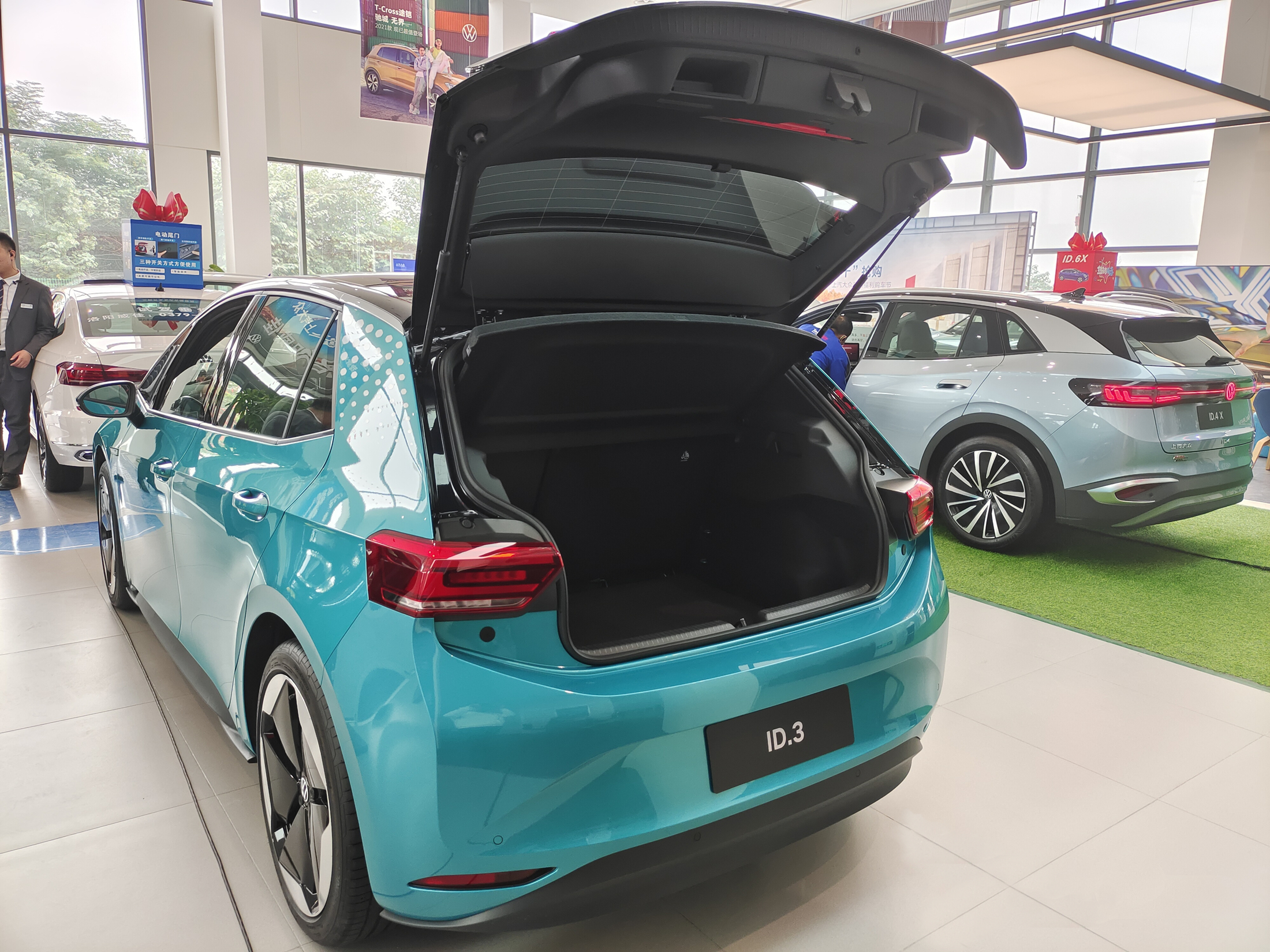 Electric Motor 2024 VW ID3 Pure Electric Car with 170 Horsepower and 5-Door 5-Seat Hatchback Body Structure Direct