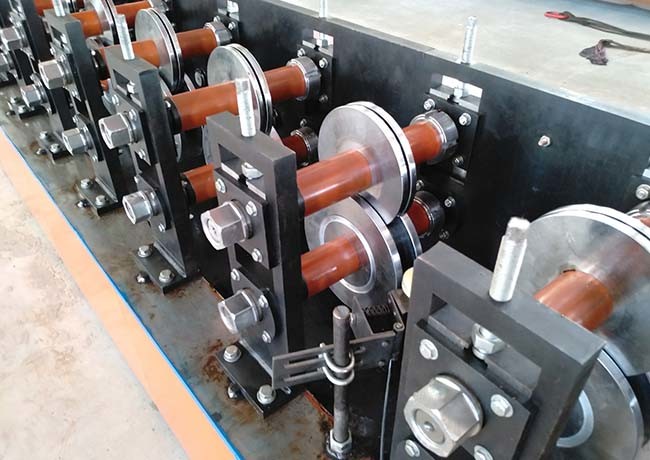 Steel U channel light steel keel roll forming machine with flying cutting system