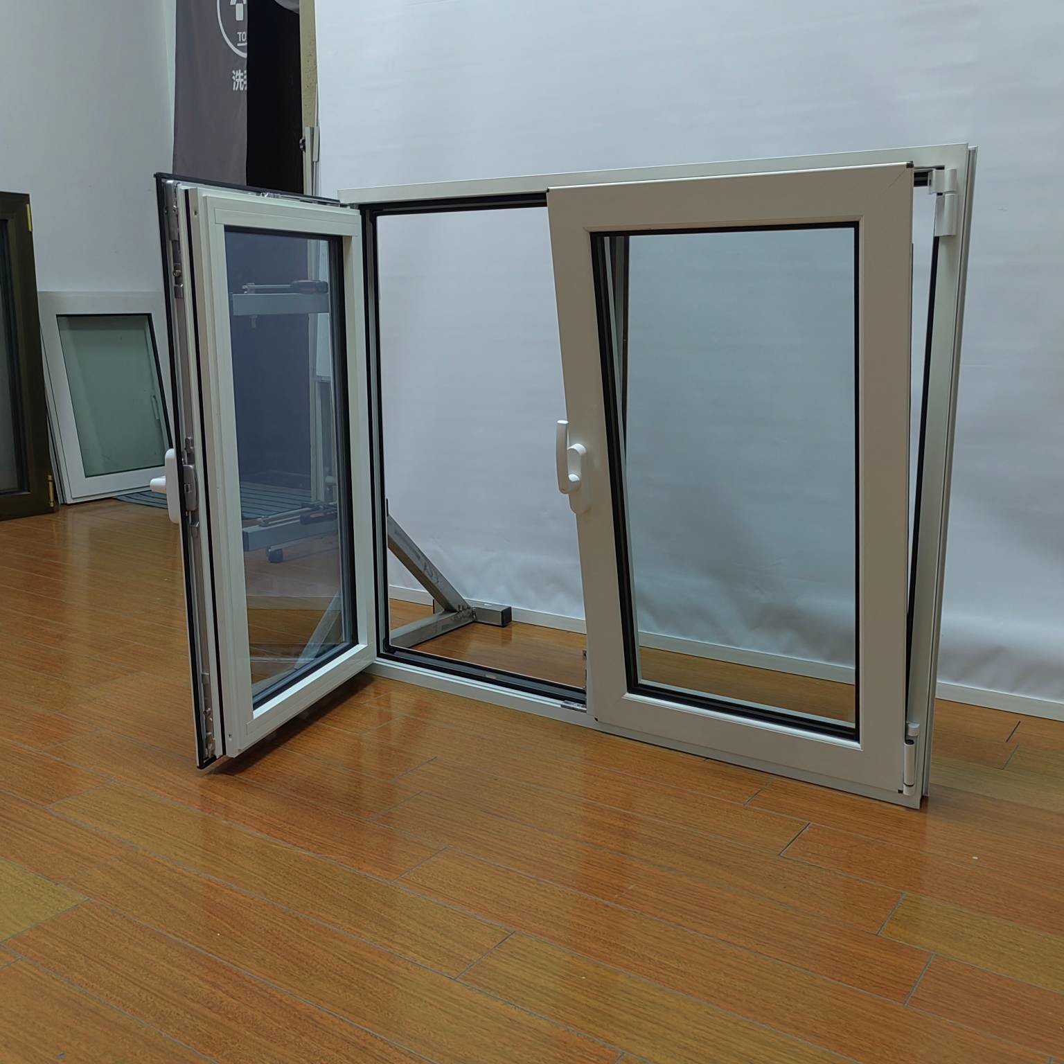 Home Decoration Aluminum Tilt And Turn Windows Customizable Color Triple Glazed Tilt And Turn Windows