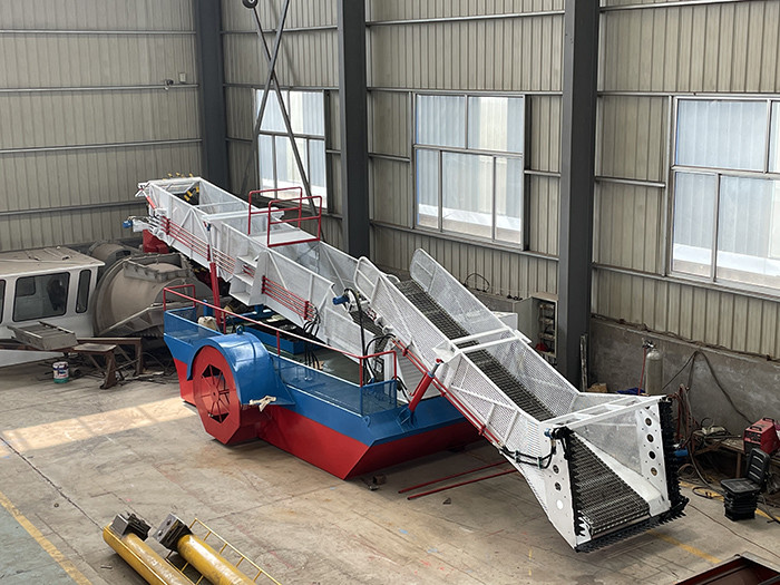 80kw Power Of Eco Harvester Are Used To Collect And Clean River Water Plants Duckweed Harvester