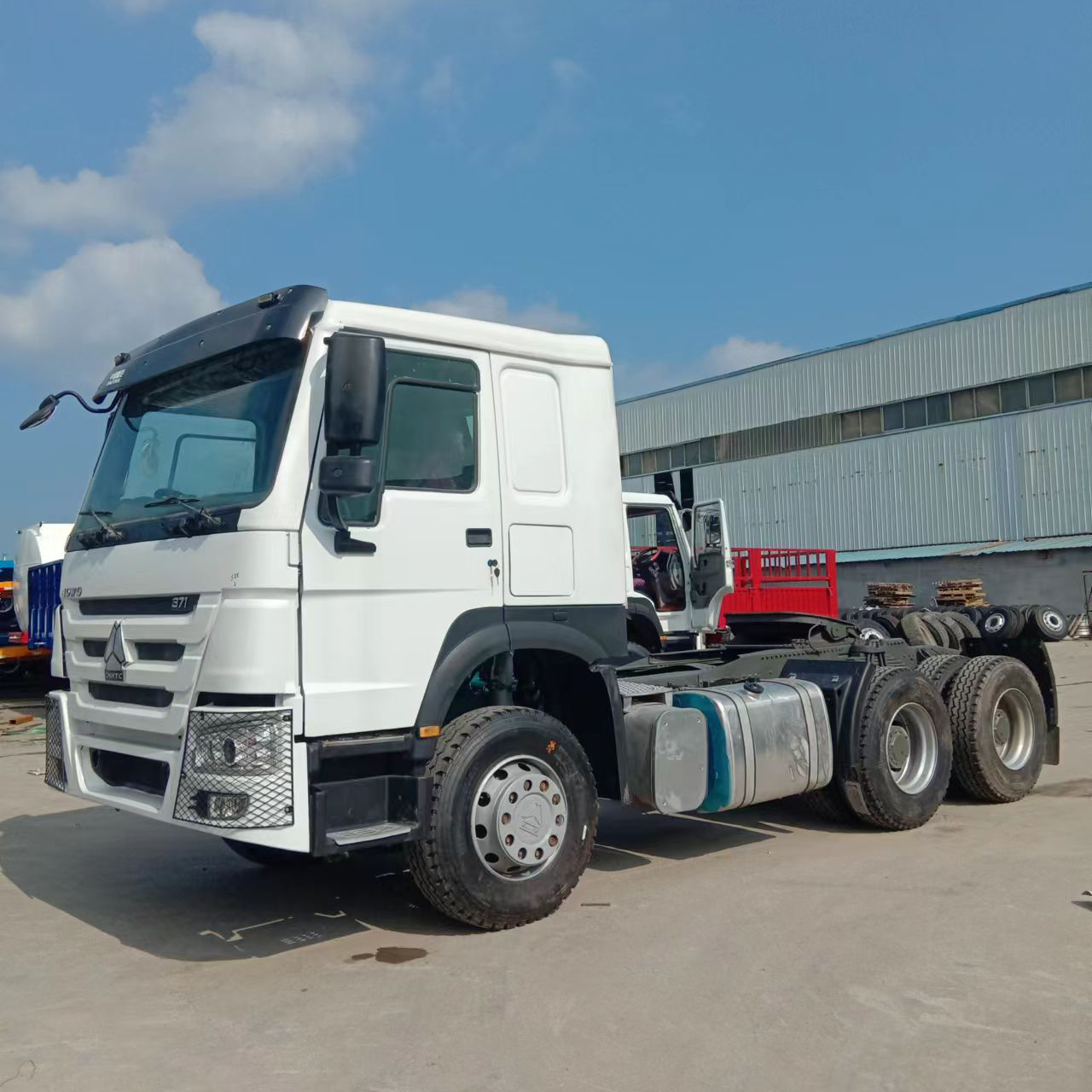Used Sinotruk Howo 6X4 Tractor Truck With 10 Tires And 300-400L Fuel Tank Capacity