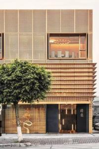 Quality Concrete Cover Lightweight Aluminium Roof Tiles Seamless Metal Strip Ceiling wholesale