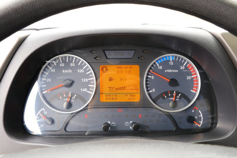 Model Tractor Trailer Head Truck Dongfeng 6x4 LNG CNG Tractor Truck with Touch Screen
