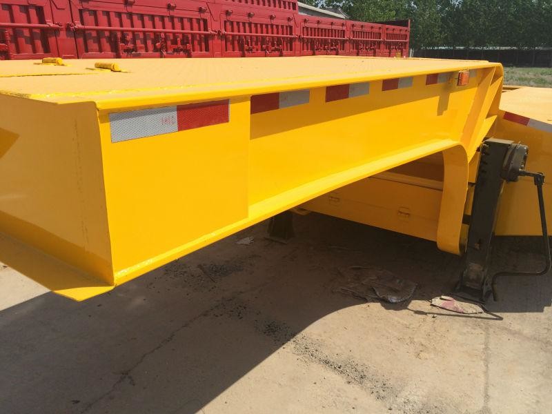 Gooseneck Lowboy Tri-axle Lowbed Platform Trailer transporting heavy equipment grab excavator