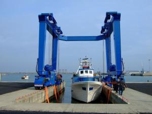 Quality Hot Sale Mobile Boat Hoist Crane Yacht Lift For Sale wholesale