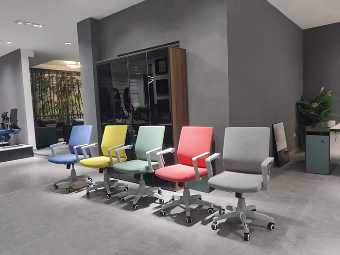 Adjustable Height Ergonomic Office Chair with Breathable Mesh and Rotating Wheels