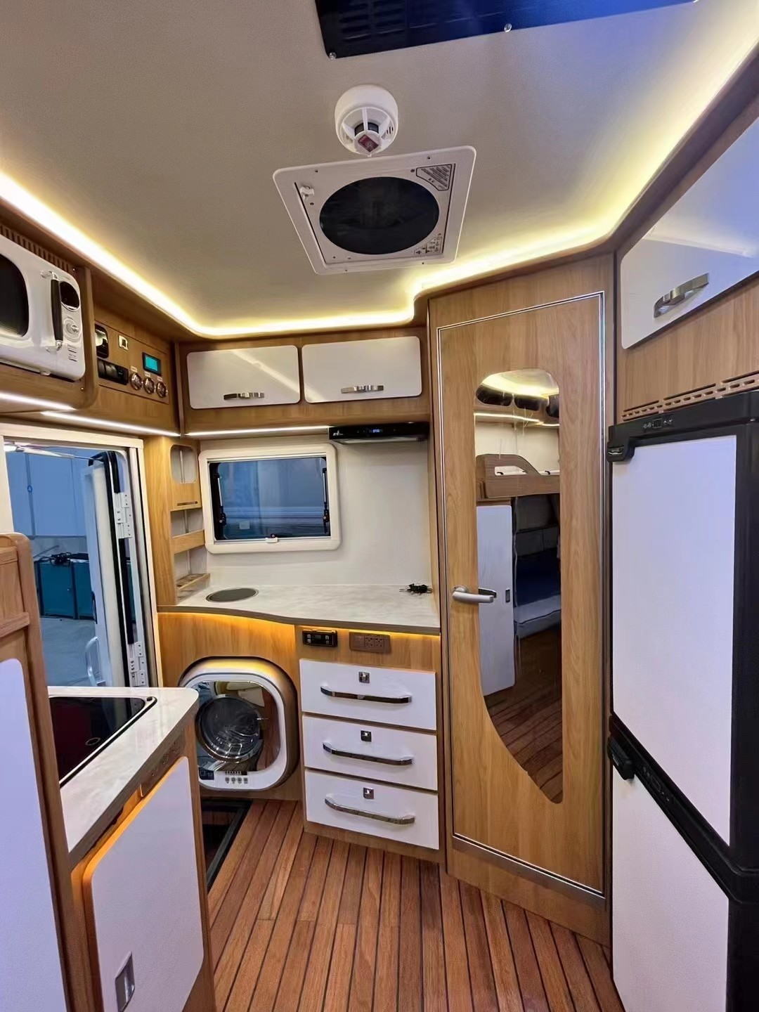 Travel Trailer RV Caravan Van for 4-6 People Max Payload 1500kg