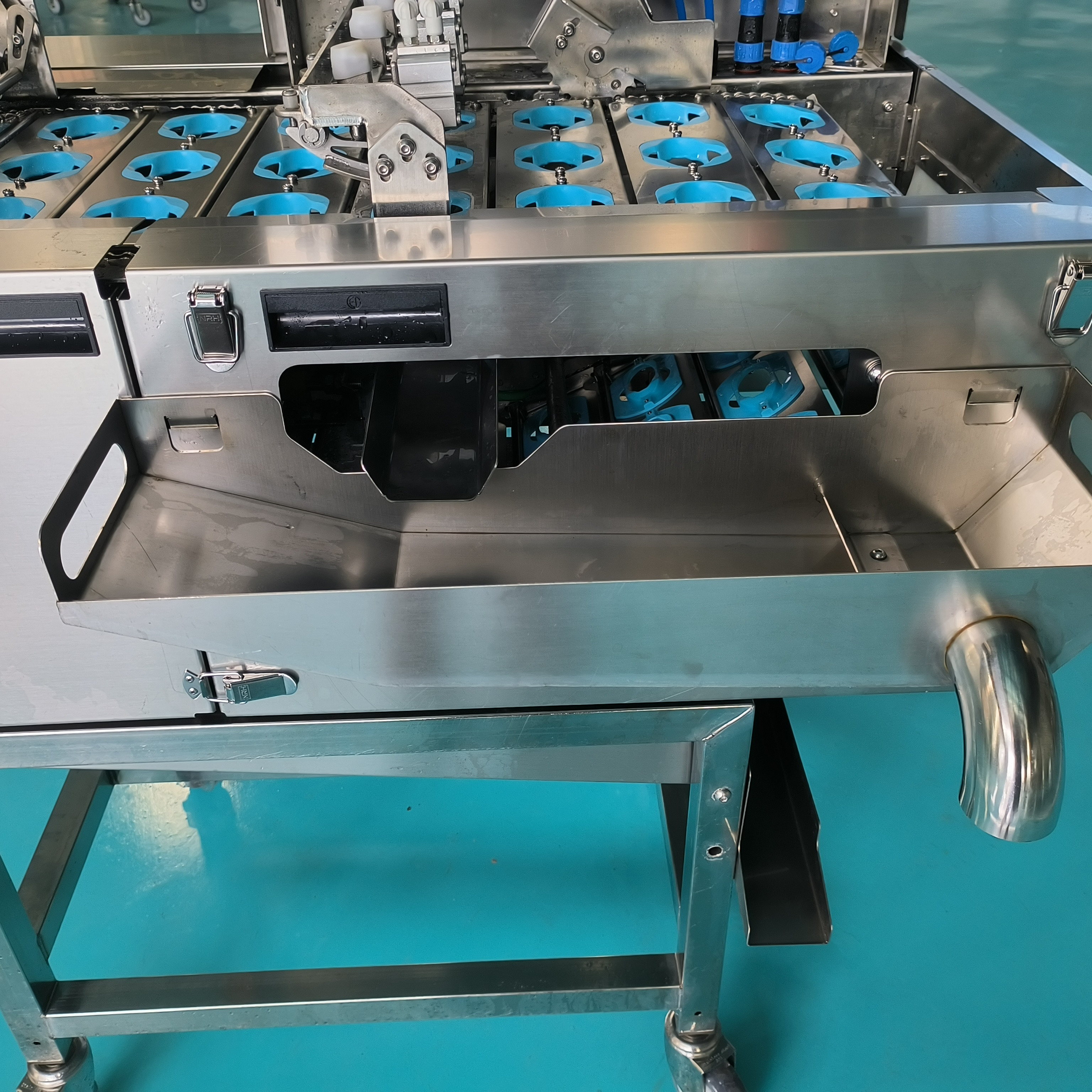 Three Row Efficient Egg Knocking Machine & New Automatic Choice Of Egg White Egg Separator