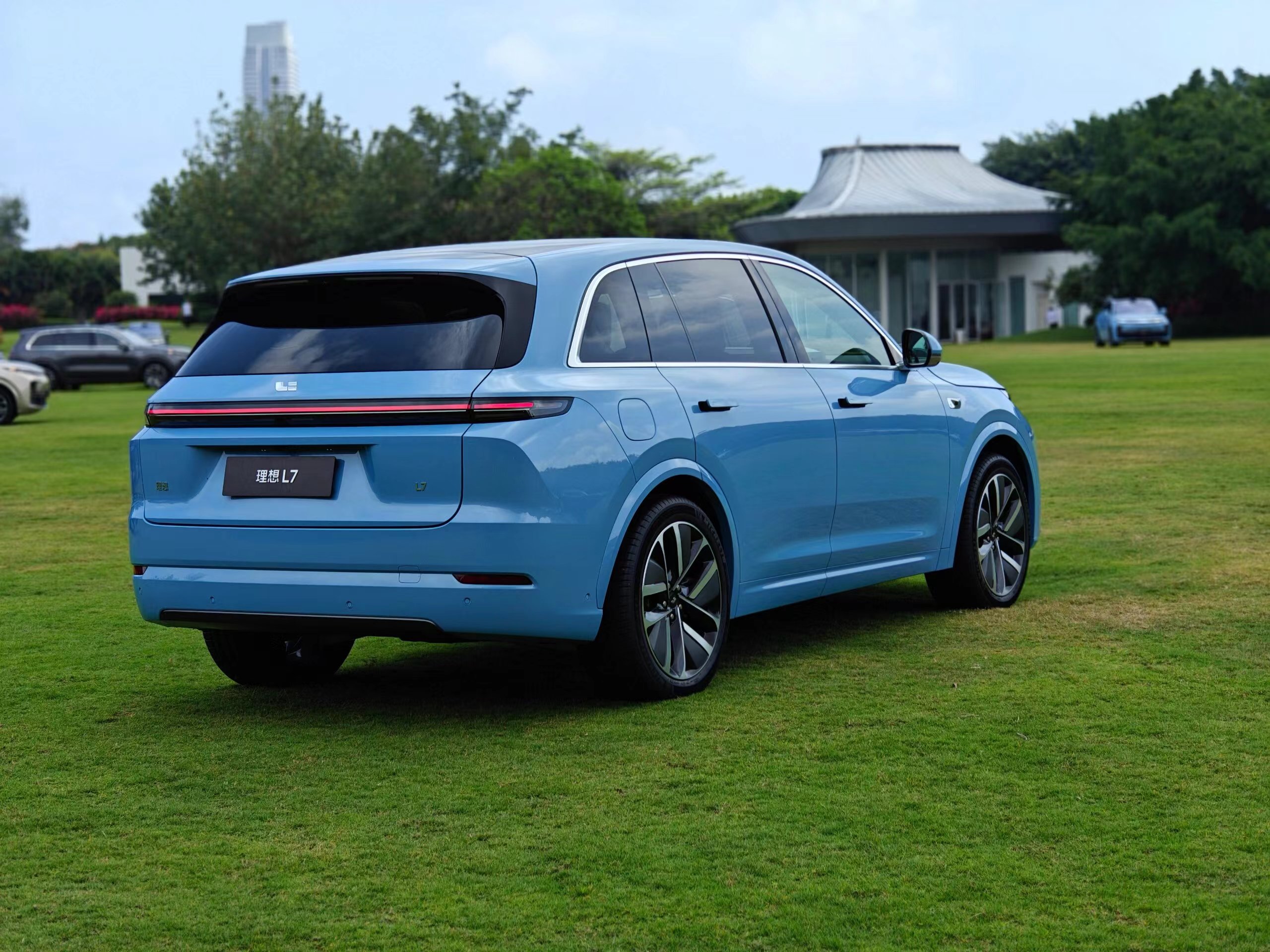 2024 Lixiang L7 Hybrid Electric SUV Extended Range Dual Motor Four-Wheel Drive Energy Vehicle with 0.5 Hour Charging Time