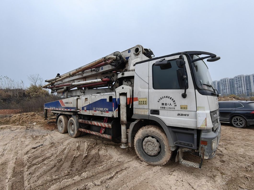 Good Condition Used Concrete Pump Truck 37m Zoomlion 2013 Year