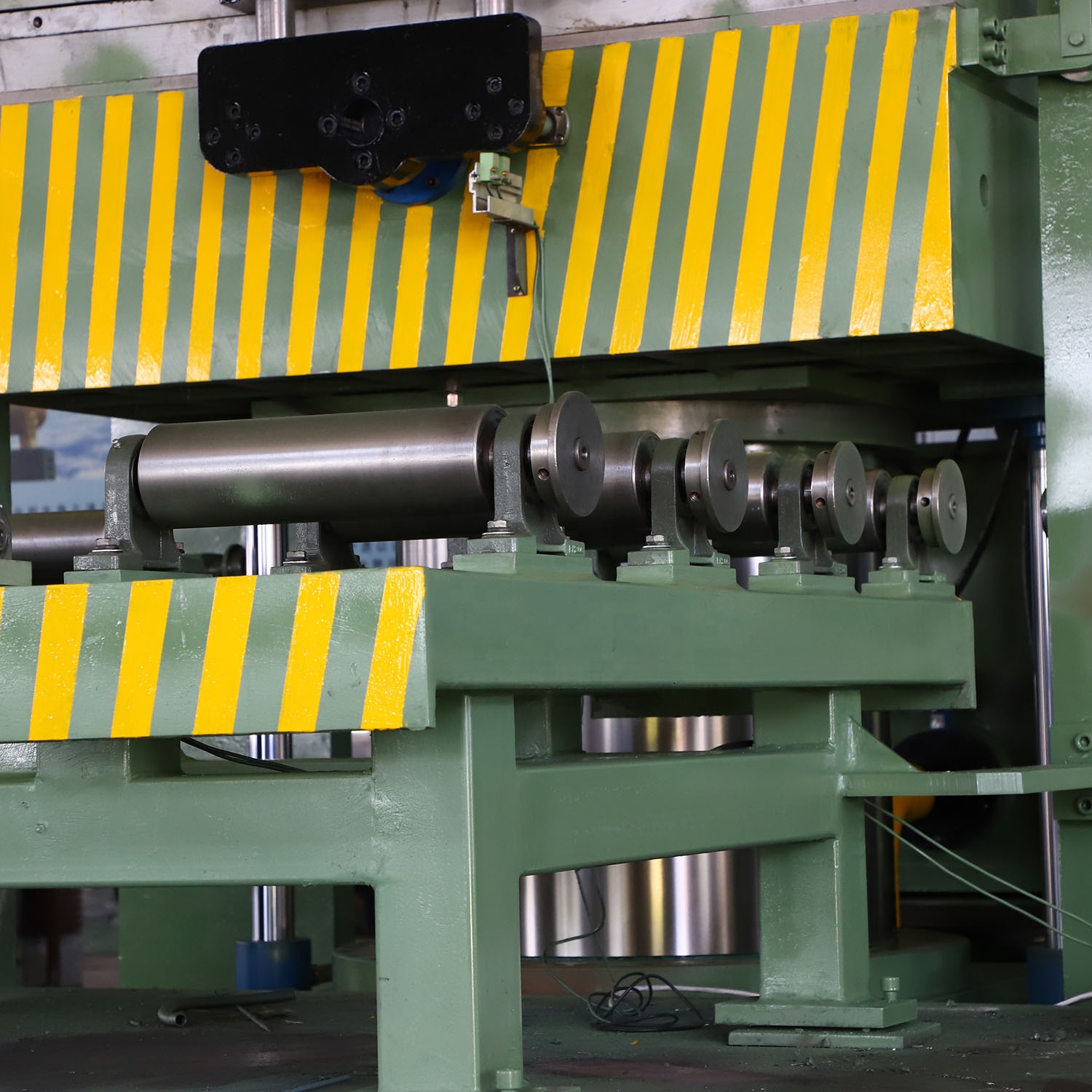 Rubber Door Mat Making Machine With Screw Design One Or Two And Blue Color