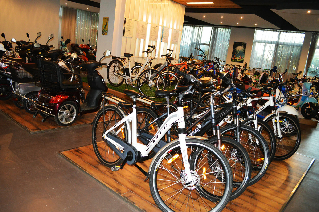 3 Speed 700C Electric Urban Bicycle With 36V 250W Front Motor