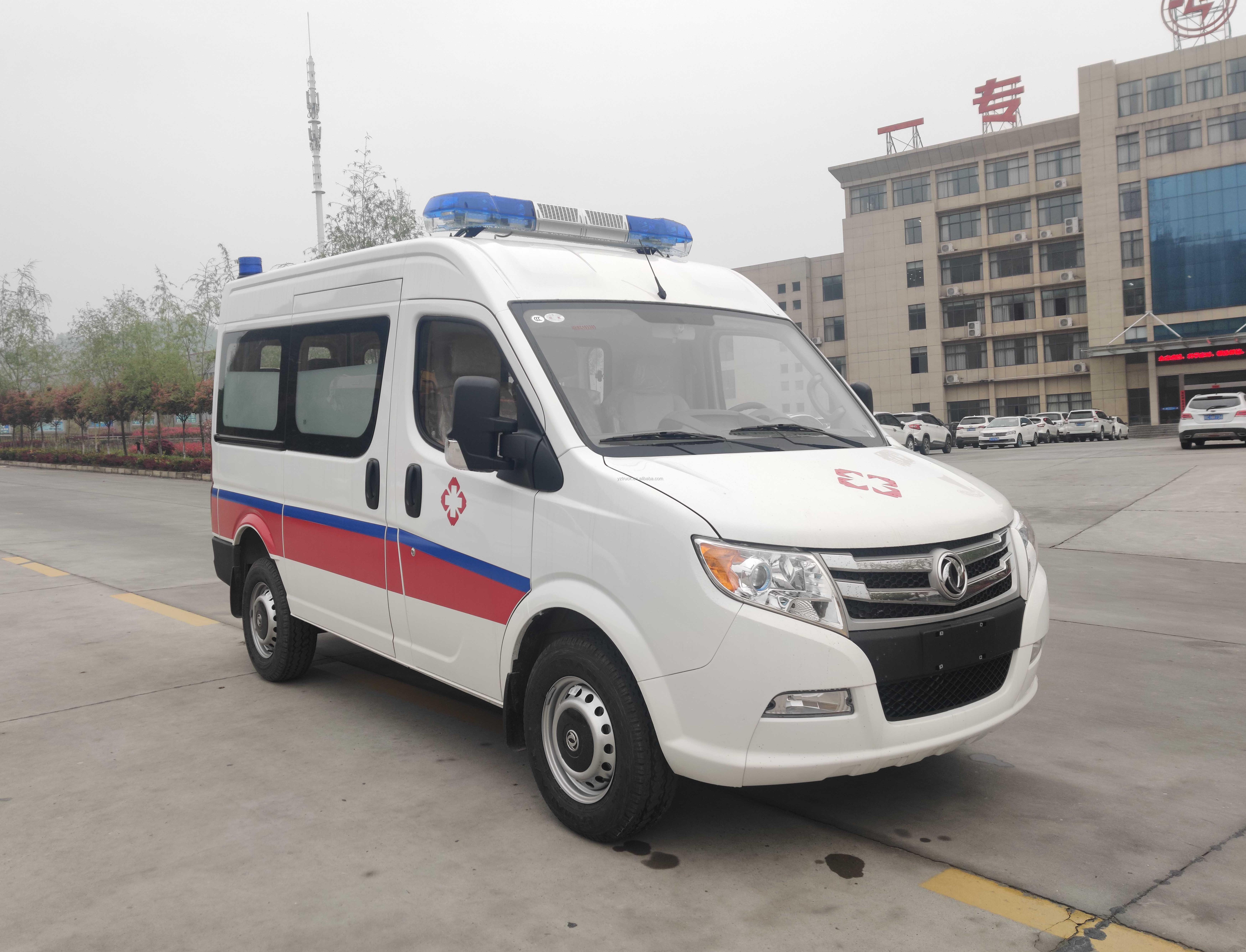 Prehospital Emergency Care Ambulance with Manual Transmission Dongfeng 4x2 Light Van