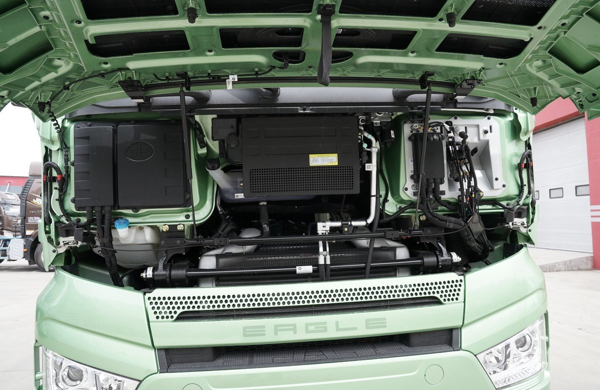 12 Wheeler Cargo Truck 8×4 Diesel Engine 560hp FAW Lorry Truck Van Box 20 Tons Capacity