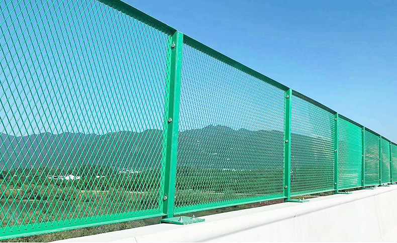 Anti Glare Traffic Barrier Barbed Wire Fence Mesh For Highways Made Of Stainless Steel