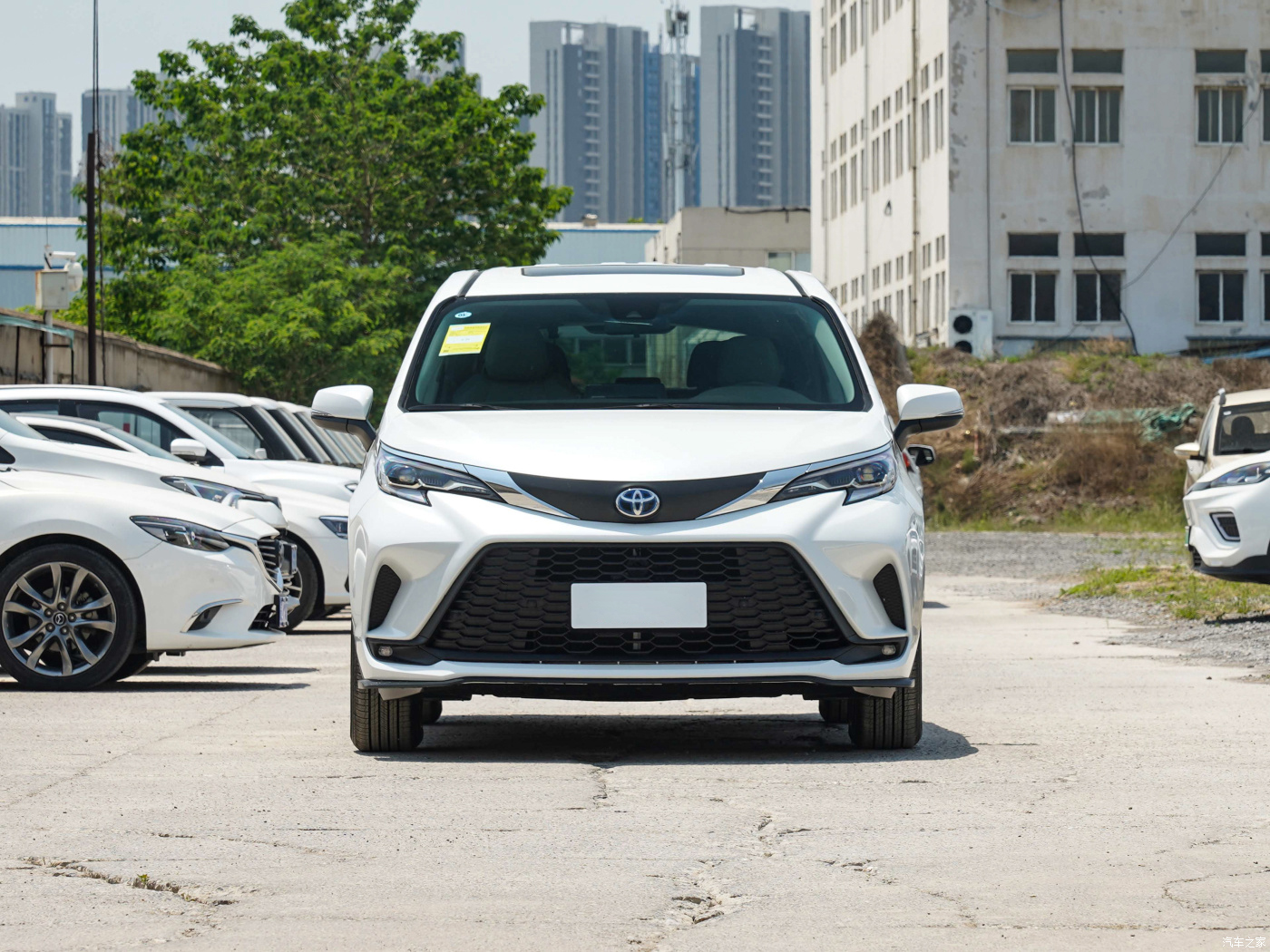 7 Seats 2024 Faw To-yota Gravia 2.5L Hybrid Edition Automatic Hybrid Electric Goods Vehicle Energy Cars Automatic Gear Box