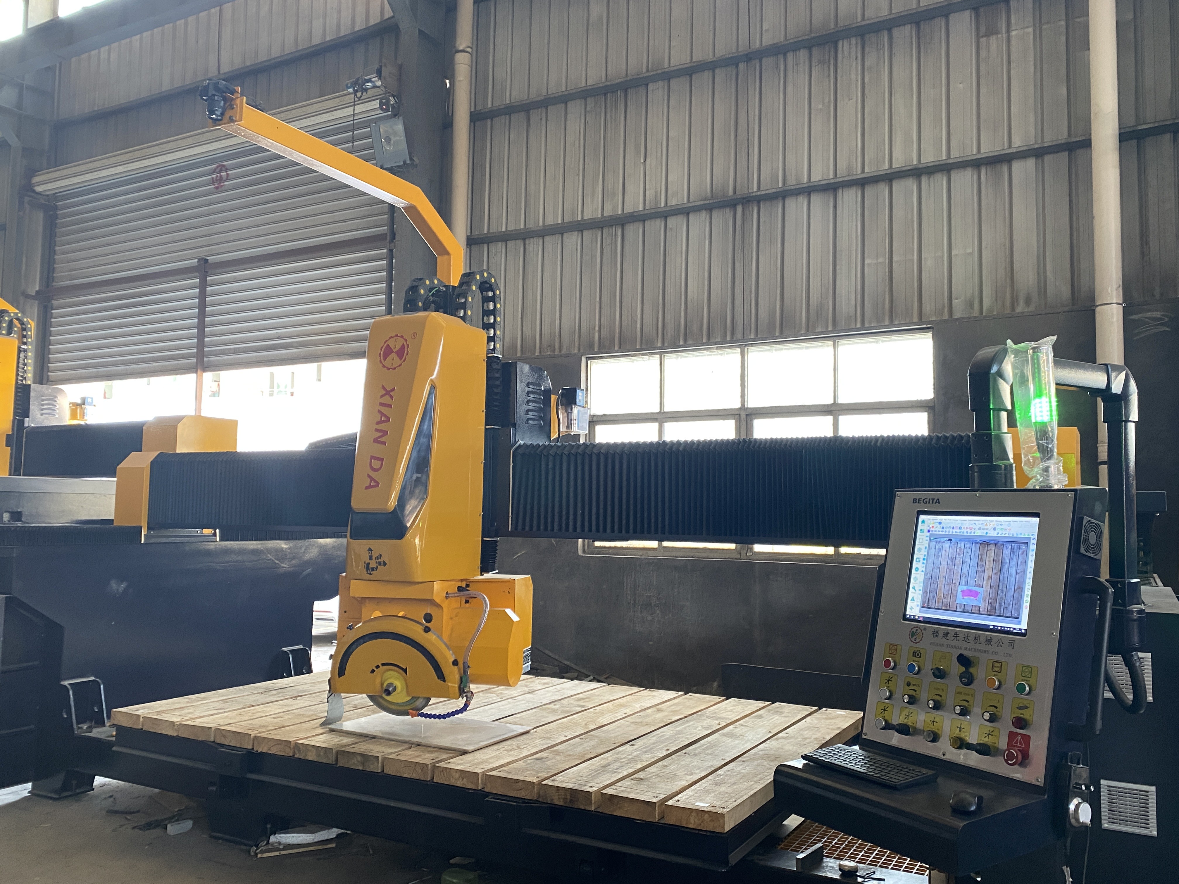 5 Axis Automatic Bridge Saw Cutting Machine For Granite Profiling Cutting
