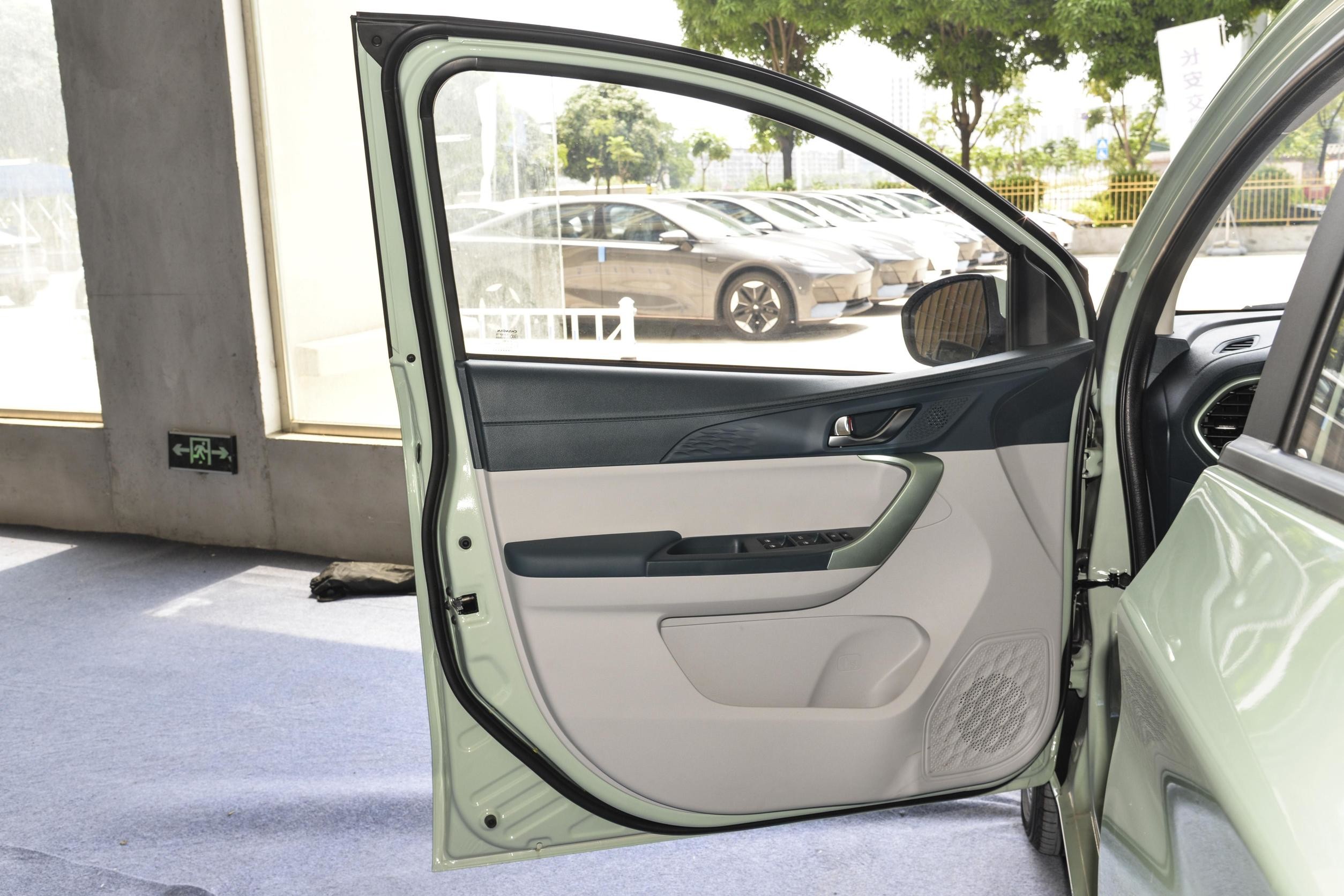 China Electric Car ChangAn Benben E-star 5 Door 5 Seats High Speed 101km/h Range 310km Low Price High Quality Full Versi