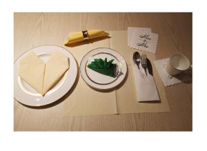 Quality 2ply PE Film Premium Paper Tablecloths Disposable For Birthday wholesale