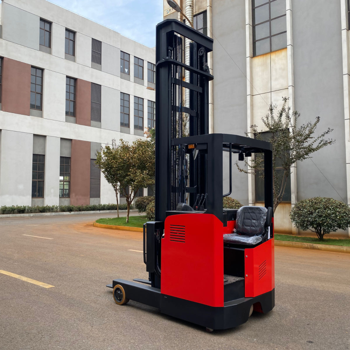 KAD 1.5 Tons 2 Tons Warehouse For Narrow Aisle Stacker Electric Reach Trucks