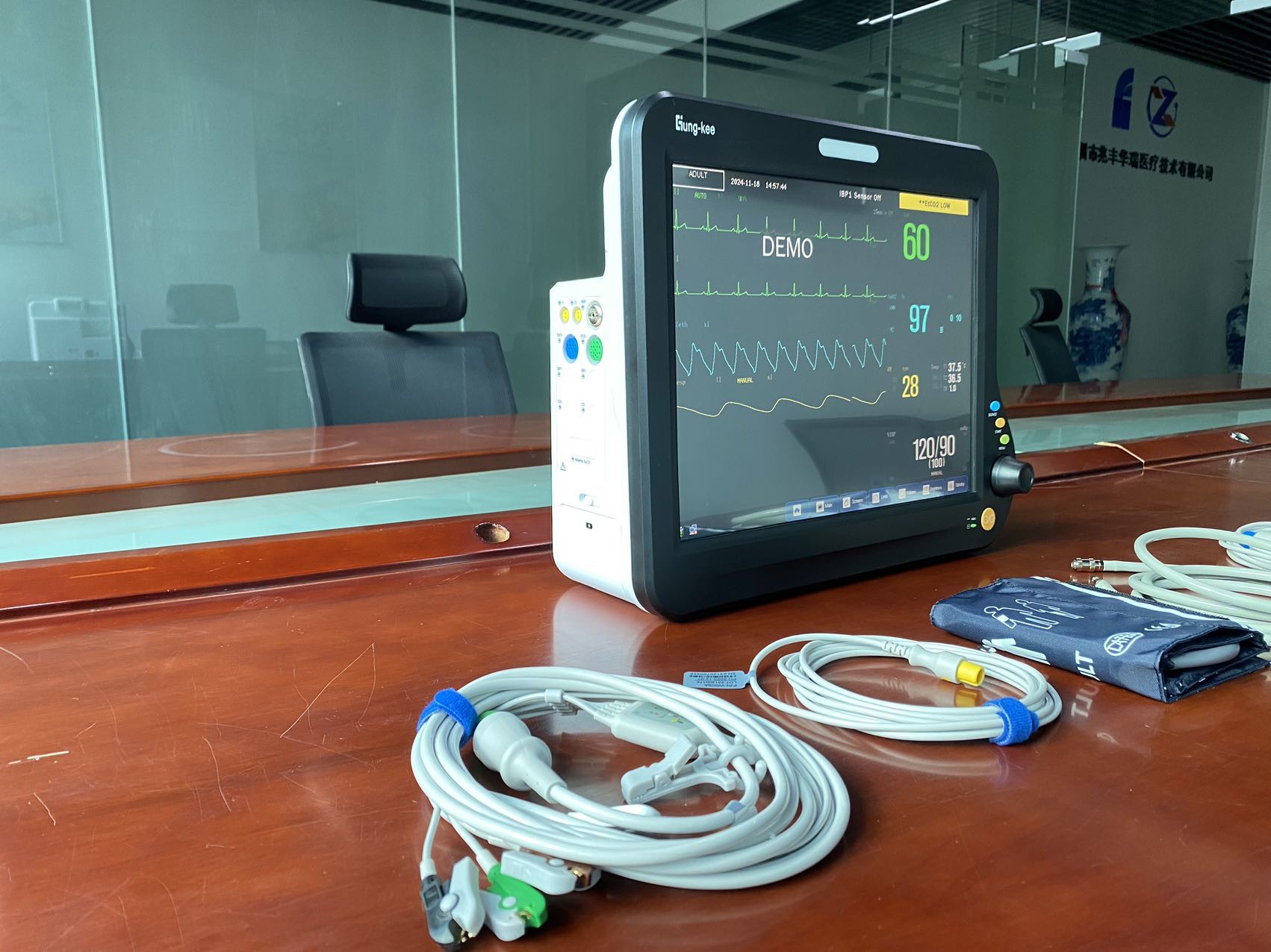 15 inch multi parameter cardiac patient monitors with HL7 compatible function, applied for OR/OT, ICU, CCU, general ward
