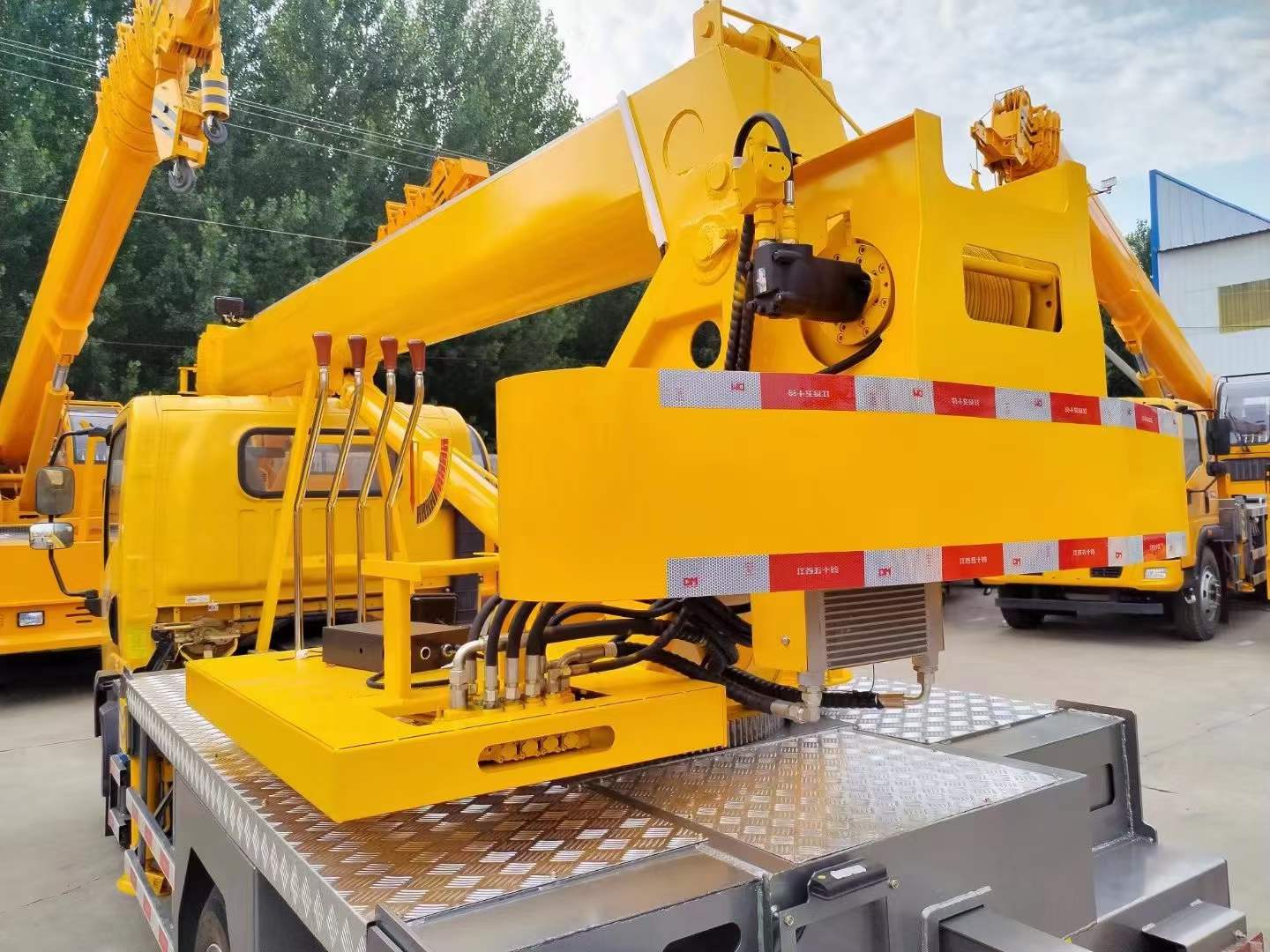 Construction Lifting 5 Ton Used Mini Crane Truck in Excellent Working Condition