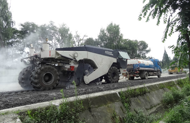 XCMG Stabilized Soil Mixing Machine Model XL2103 With Milling Width 2100mm , Engine 294KW