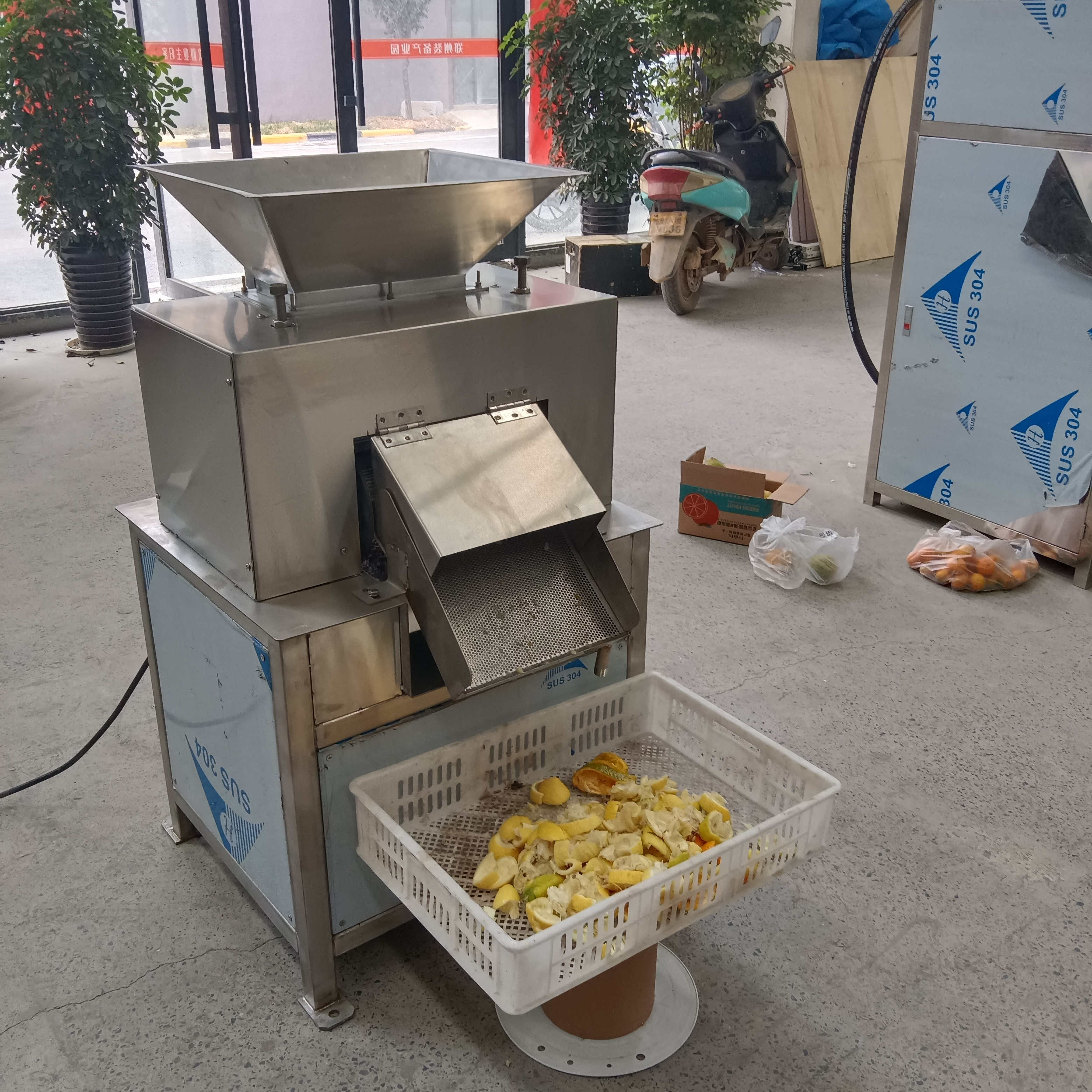 High-Quality Materials Durable And Innovative Roller Juicer For Passion Fruit Enjoy At The Touch Of A Button!