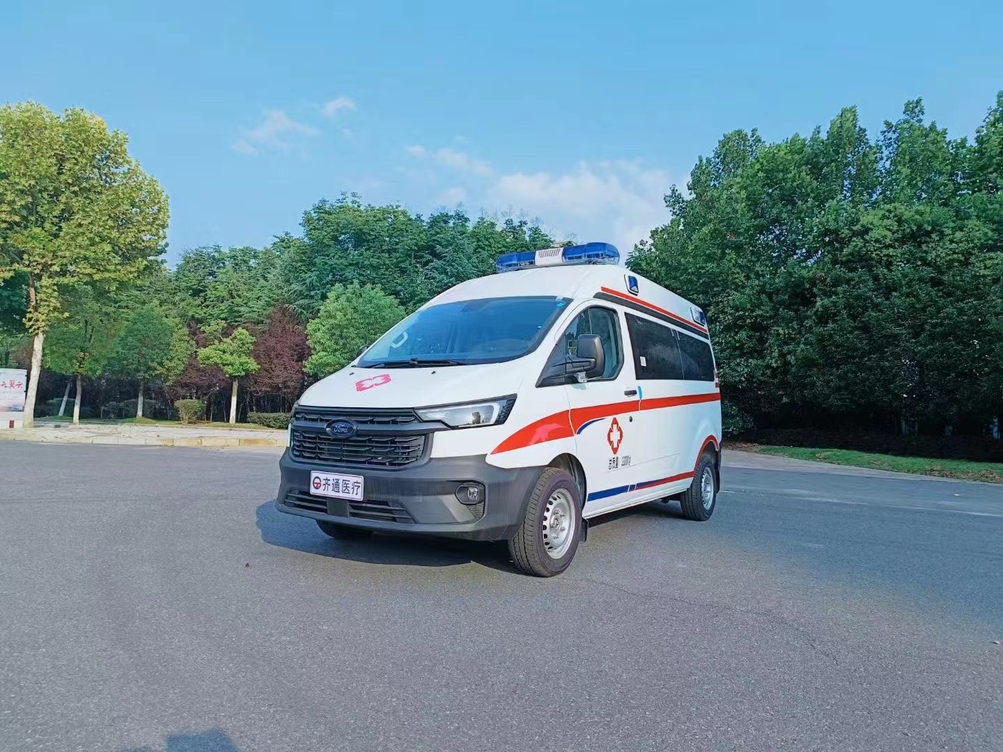 85kw High-performance Emergency Ambulance Car with Complete Accessories