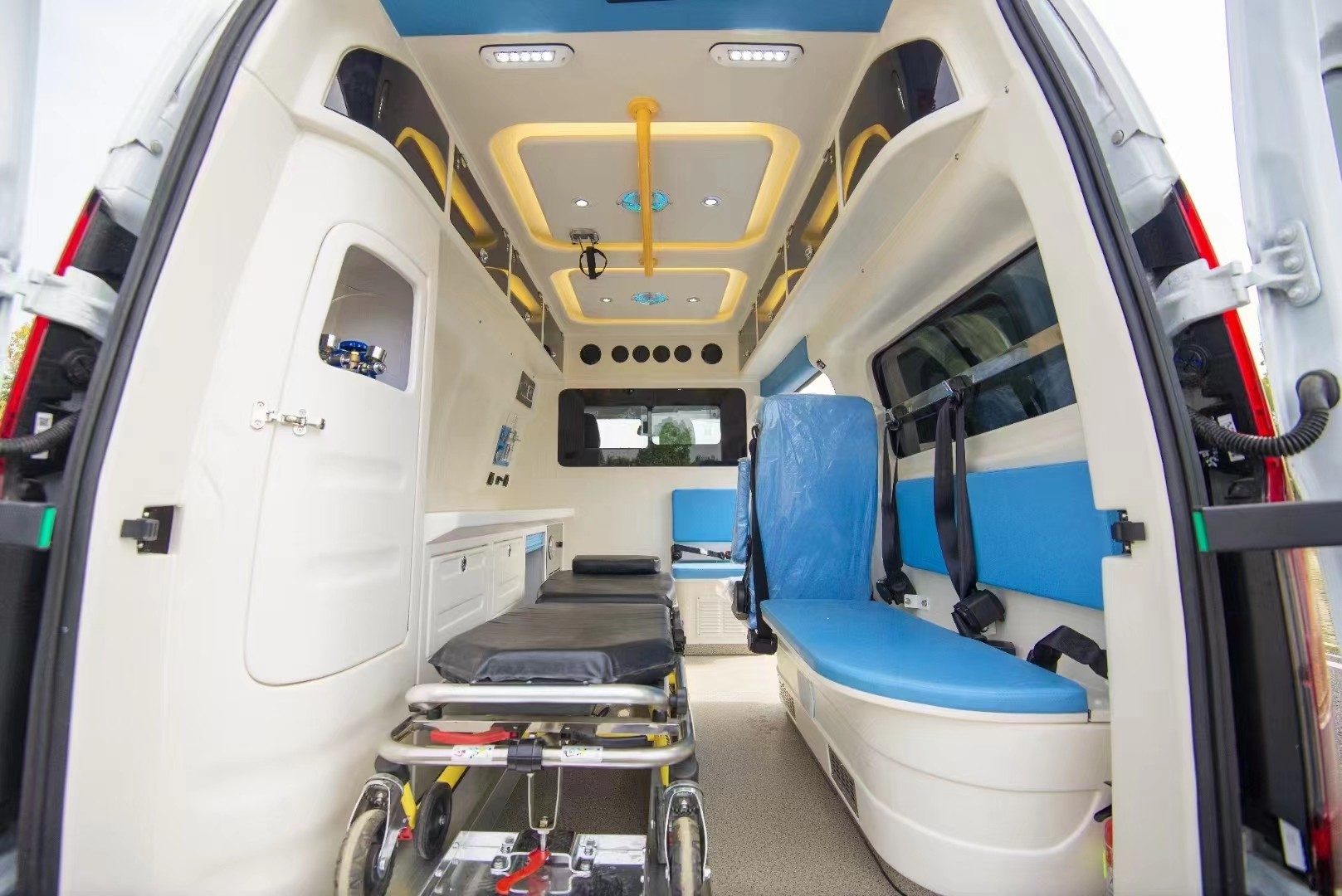 4x2 Ford Medical Emergency Ambulance Car With 12 Months Warranty