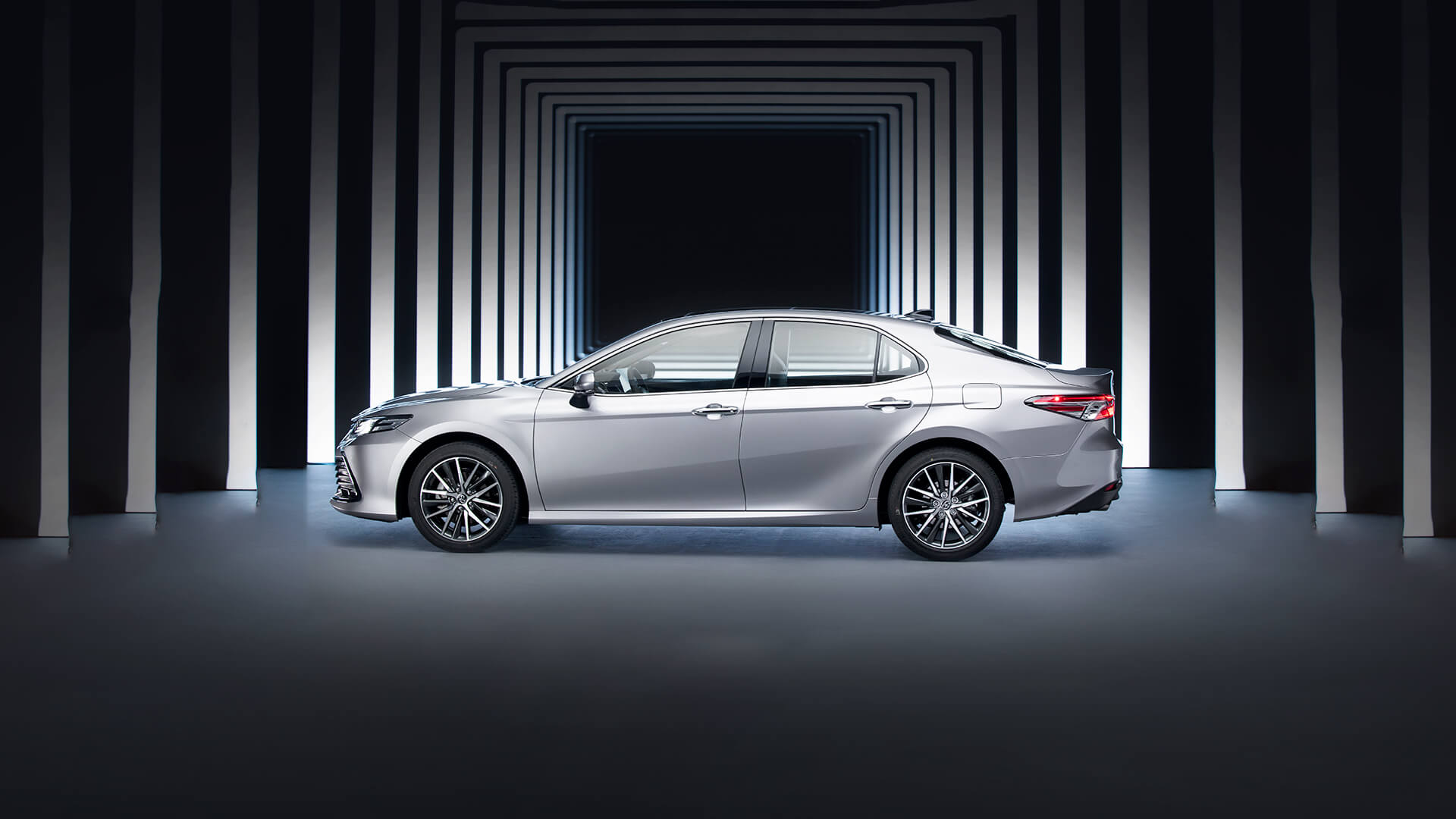 Toyota Camry Sedan 4 Wheel Petrol Car with TPMS for Customer Requirements