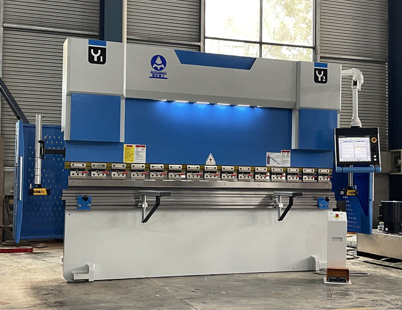 8+1 Axis 3200mm 110T Hydraulic Press Bender With DA66T Main Servo Motor