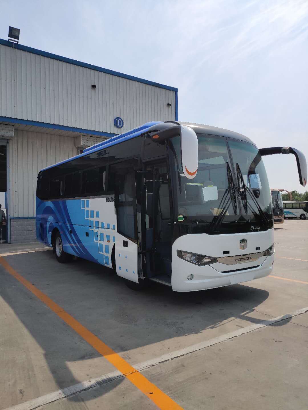 16-30 Seats Luxury Diesel Coach Bus Good Condition Used Bus with 4-6L Engine Capacity