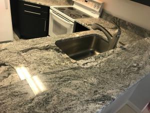 Quality Thickness 12mm Polished Book Match Solid Stone Countertops wholesale