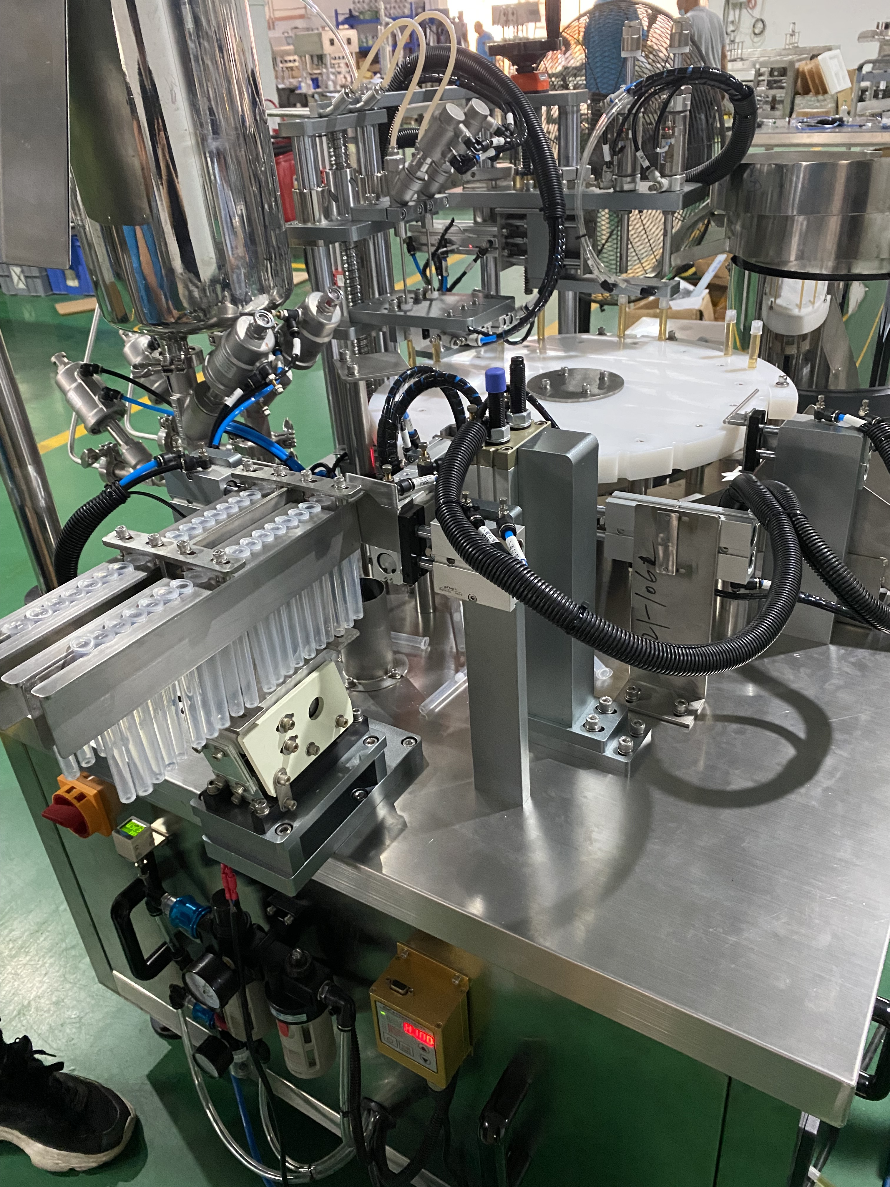 Fully Automated Chuck Filling Gland Integrated Machine for Gel Filling 1-10ml Capacity