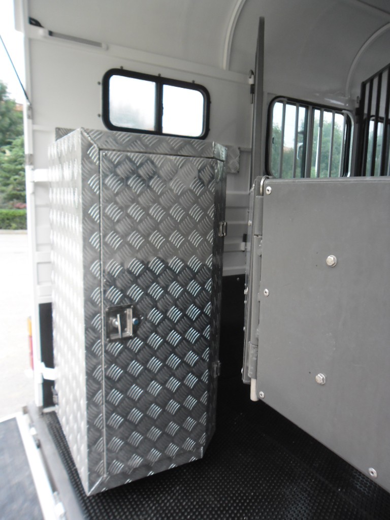 Chinese two horse trailer for sale,3 horse angle load trailer manufacturer