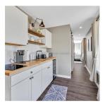 Main Structure Galvanized Steel Square Tubes Wooden Container Family House