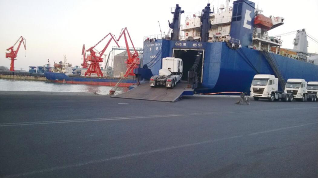 Dongfeng KR 220HP 4X2 LNG Cargo Truck FAST Gear Box and Half a Row Seat Rows for Best