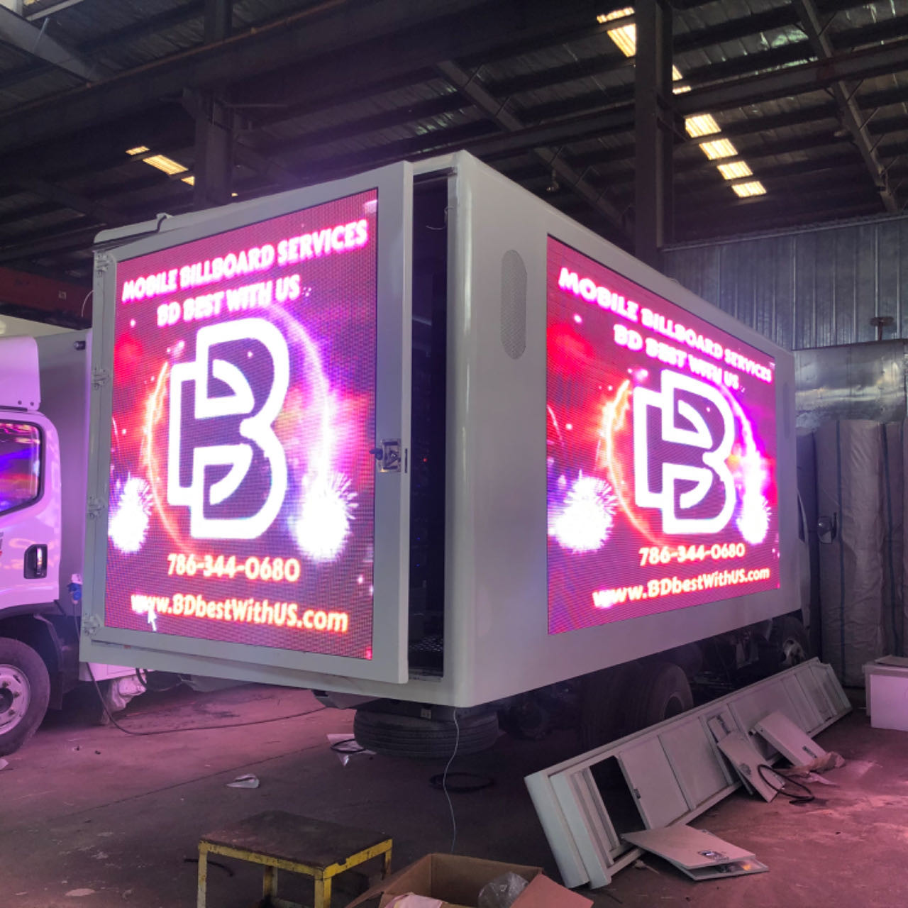 18ft LED Billboard Box Mounted On Truck Digital Mobile LED Screen Box