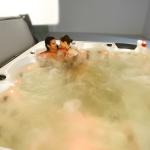 Acrylic Massage Therapy Hot Tub Spa Jacuzzi Tub For Outdoor Relaxation 5 Persons