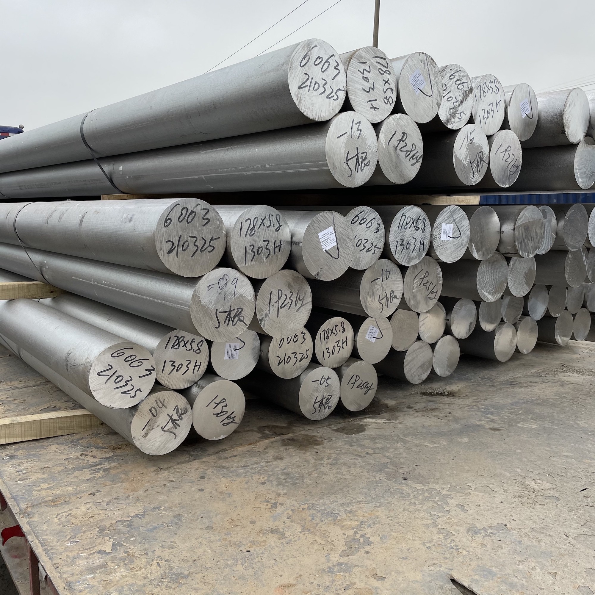 ASTM 2024 6061 Solid Aluminum Round Stock 6000mm For Transportation Tools