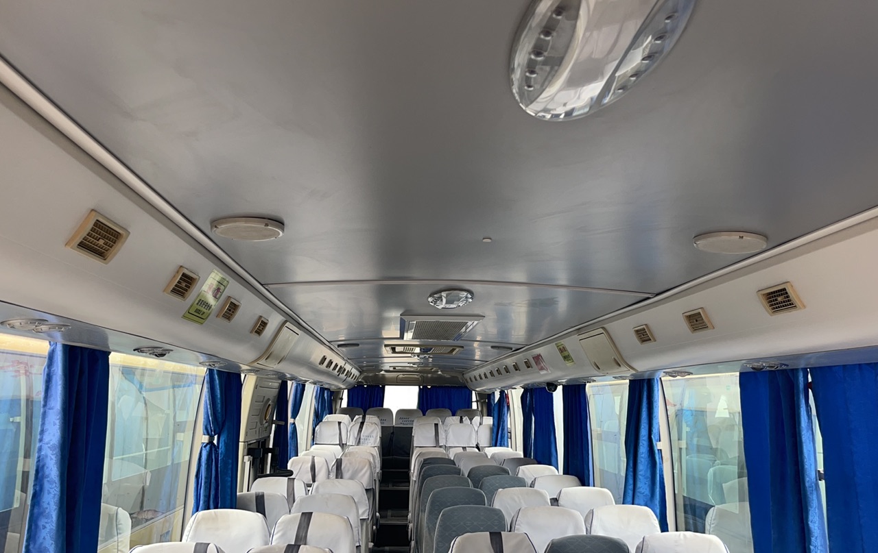 Front/Rear Axle 5000/11000kg Used Youtong Bus Coach Bus in Good Condition 65 Seats