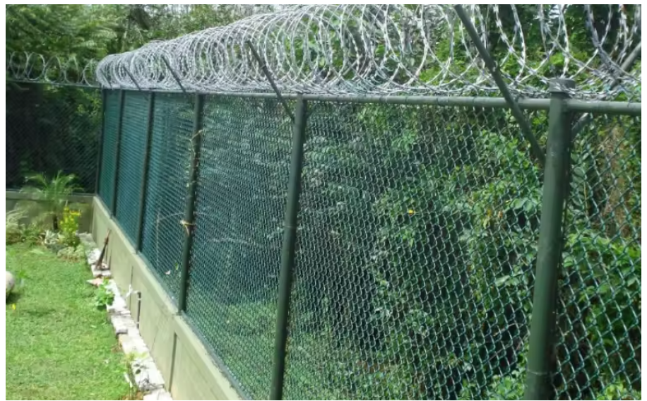 High Quality Low Price PVC Fencing Mesh Customized Diamond Chain Link Barbed Wire Garden Fence Wire Mesh