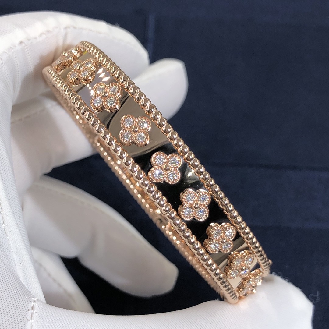 Customization Gorgeous 18k Gold Van Cleef & Arpels PerléE Clovers Bracelet Small Model