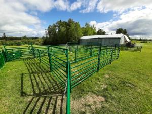 Quality Farm Animal Corral Fence Galvanized Metal Round Rail Livestock Horse Cattle wholesale